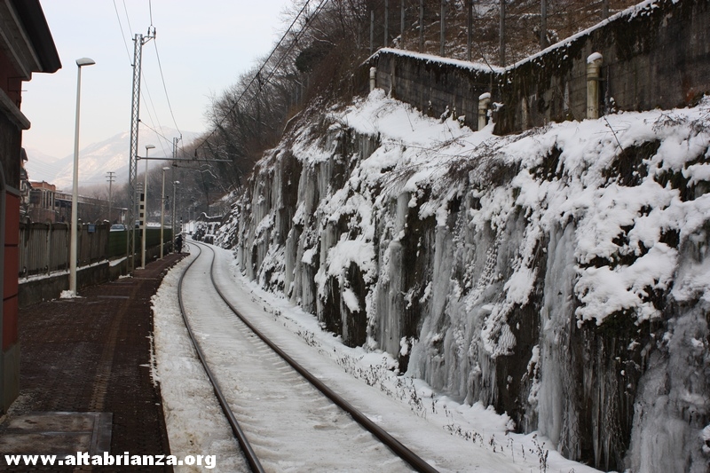Ondata di gelo Febbraio 2012: Candelotti di ghiaccio alla stazione ferroviaria di Caslino d'Erba; un fenomeno così vistoso non accadeva dal Gennaio 1985.