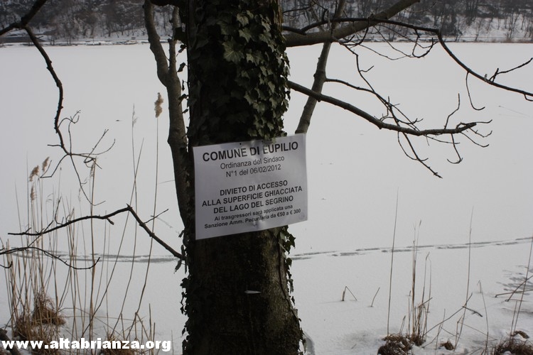Ondata di gelo Febbraio 2012: il lago del Segrino ghiacciato e con la spolverata di neve del 11/02!