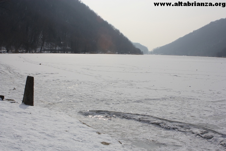 Ondata di gelo Febbraio 2012: il lago del Segrino ghiacciato e con la spolverata di neve del 11/02!