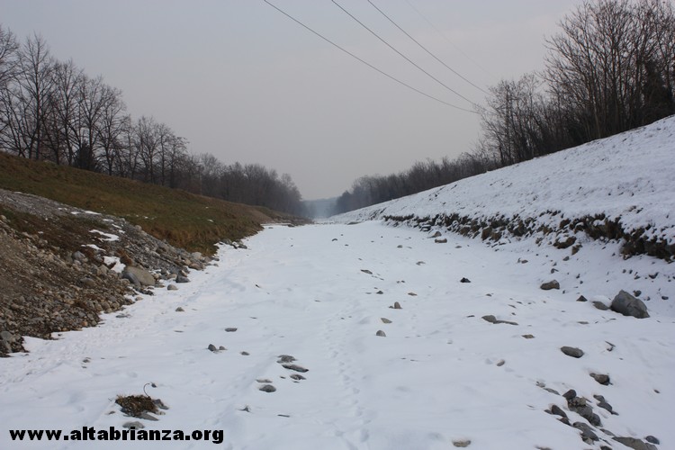 Ondata di gelo Febbraio 2012: Il Lambro ghiacciato ed innevato a Erba.