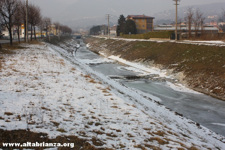 Ondata di gelo Febbraio 2012: Il Lambro ghiacciato a Erba.