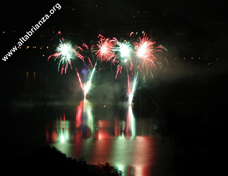 Fuochi d'artificio a Pusiano in occasione della Festa della Madonna della Neve