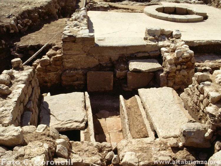 In primo piano i resti della necropoli e, più avanti, parte del battistero con il fonte battesimale circolare. 