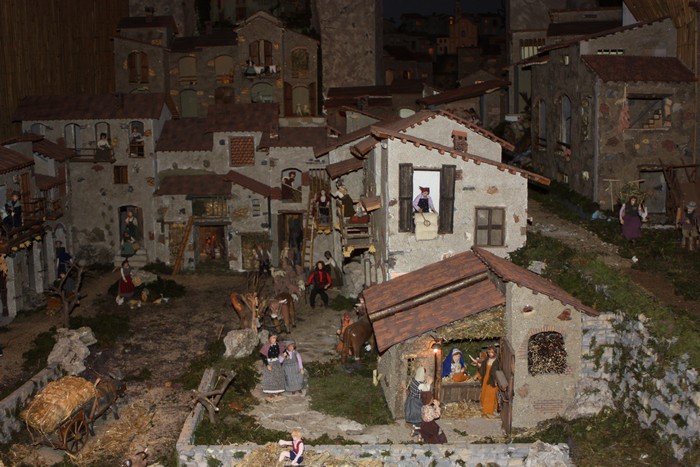 Presepe di Crevenna - Edizione 2011 - Veduta di una parte del presepe nella fase "giorno"; a destra, la natività di Gesù.